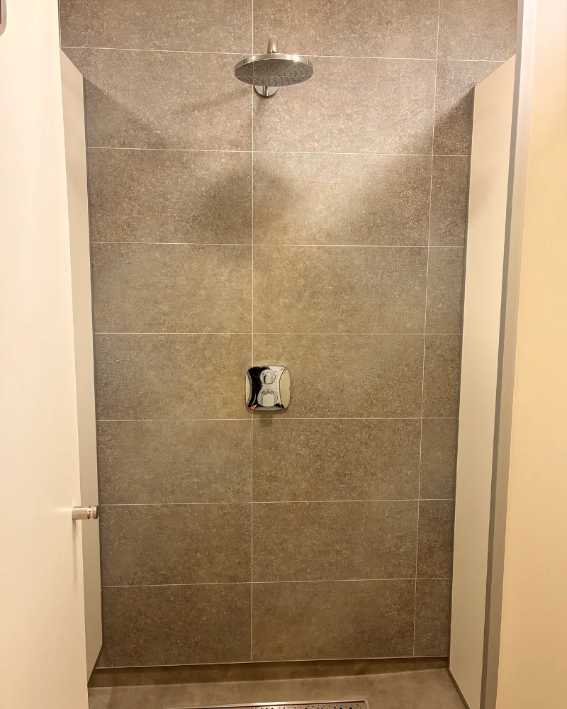 Ebenerdige Dusche mit Regenbrause und Thermostat